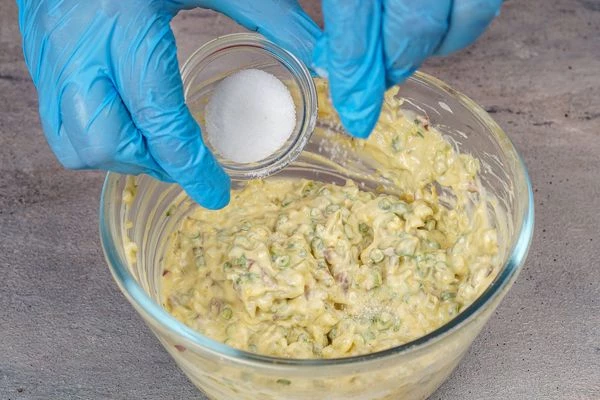 Посолить по вкусу.