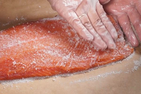 Смесью соли и сахара натереть кожу, затем филе. Тоже самое повторить со второй половиной рыбы.