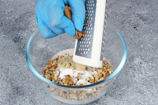 Смешать муку, орехи, разрыхлитель, соду, соль и специи. 