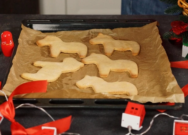 Выложить на противень с пергаментом. Выпекать в разогретой до 180 градусов духовке в течение 7-10 минут.