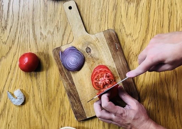 Помидор и красный лук нарезать тонкими кольцами, айсберг порвать на листья. 