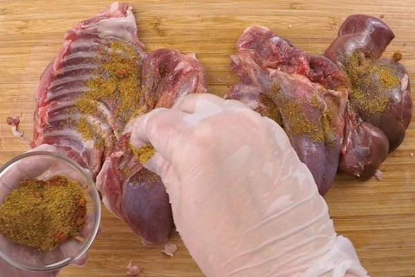 Разделать на части: отделить реберную часть вместе с брюшной, ножки передние и задние, разделить по хребту пополам (хребты и ноги мы оставили для запекания). Если необходимо, то разделить еще на порционные куски.