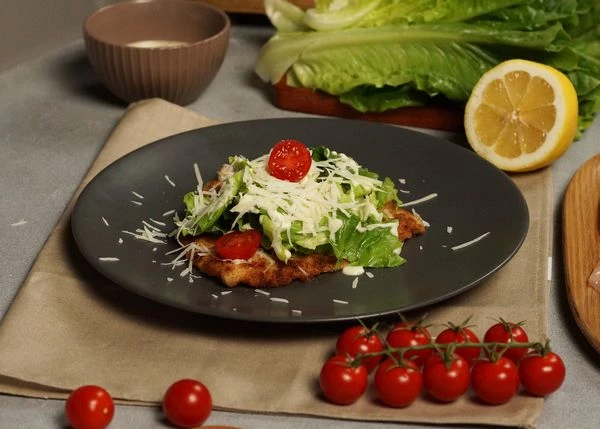 Посыпать тертым Пармезаном. Оформить томатами черри. Сразу подавать к столу. Приятного аппетита!
