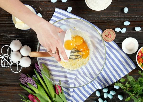 Для теста: снять цедру с апельсина, смешать ее с сахаром. Добавить желтки, взбивать в течение 2-3 минут.