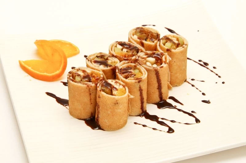 Фруктовый блинчик с шоколадным соусом