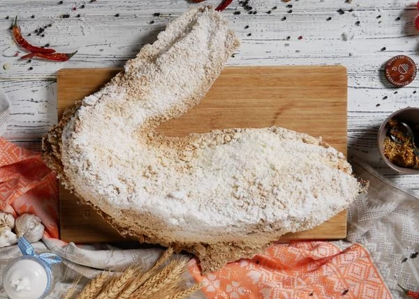 Переложить на доску. Дать немного остыть.