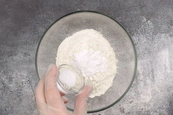  Муку, разрыхлитель и соль смешать в чашке.