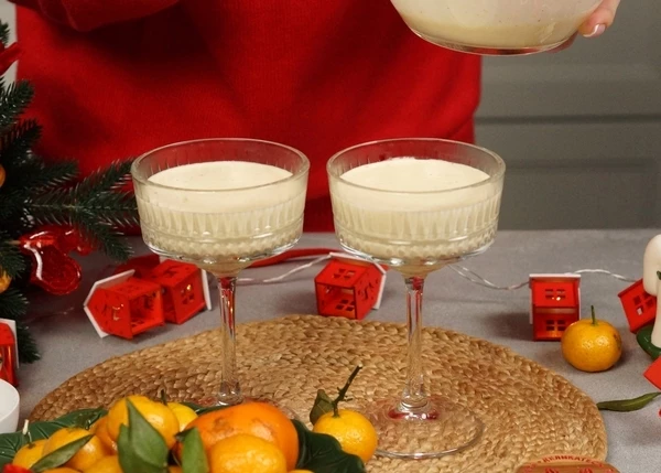 Перелить в формы или бокалы. Убрать в холодильник на 3-4 часа. 