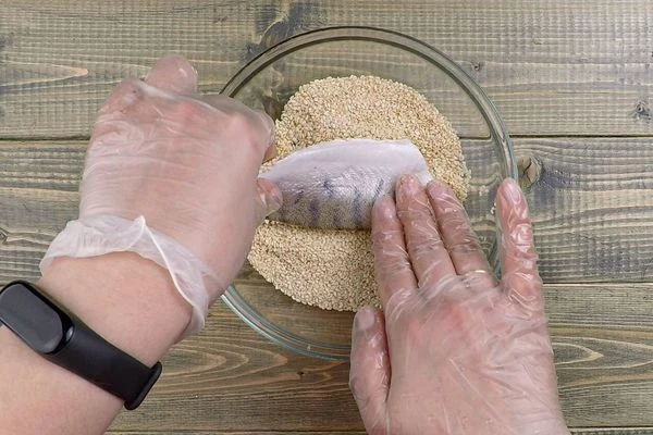 Обмакнуть в сырое кунжутное семя. 