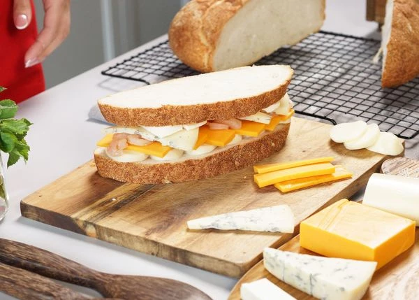 Накрыть вторым ломтиком хлеба. Запекать в разогретой до 220 градусов духовке 5-7 минут. 
