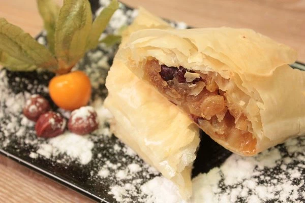 Остудить, нарезать на порционные кусочки. Подать с мороженным.