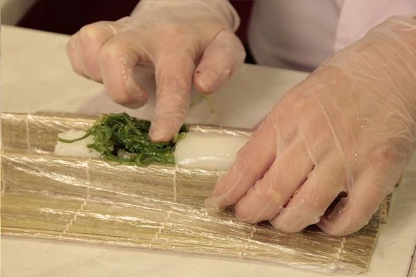 Кальмар разморозить на верхней полке холодильника. Обсушить. Лук нарезать перьями.