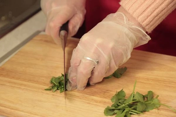 Имбирь очистить и натереть на мелкой терке. У перца чили удалить семена, мелко порубить. Кинзу нарезать мелко. Все смешать и заправить уксусом и сахарной пудрой.