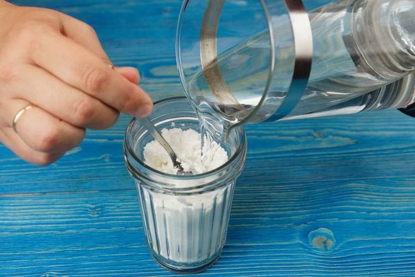 Добавить кипяченую холодную воду и хорошо перемешать.