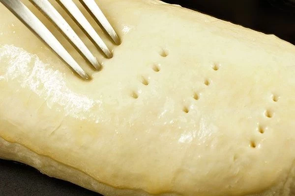 Смазать рулет яйцом по всей поверхности и сделать проколы зубочисткой или вилкой. Выпекать в разогретой до 200С духовке 40-50 минут, до готовности мяса. Чтобы тесто не подгорело, как только оно зарумянится, можно накрыть рулет влажным пергаментом.