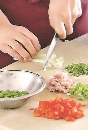 Измельчите зеленый лук, сельдерей, петрушку и перец, удалив из него сердцевину. Бекон нарежьте мелкими кусочками. Зеленый горошек залейте кипят¬ком на 1 мин., затем откиньте на дуршлаг. Разогрейте в сотейнике с толстым дном 1 ст. л. масла, обжарьте бекон, 2 мин. Добавьте зеленый лук, сельдерей и перец, готовьте, время от времени помешивая, 5 мин. Добавьте зеленый горошек. Через 2 мин. положите петрушку, приправьте солью и перцем, перемешайте и снимите с огня.