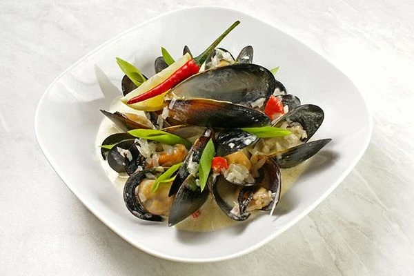 Мидии выложить в тарелку, оставшийся соус проварить еще  3-4 минуты до загустения, оформить мидии долькой лимона и перчиком.