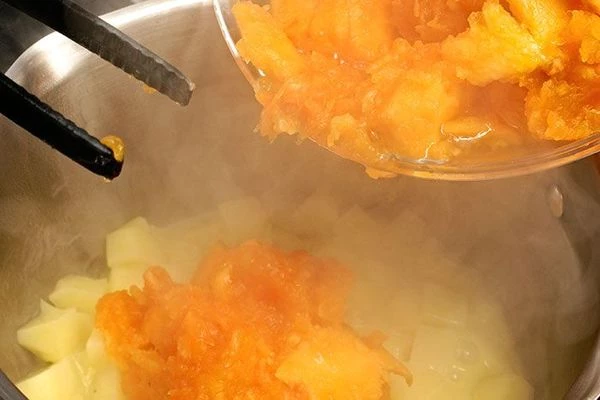 Добавить к картофелю тыкву, обжаривать еще 4-5 минут.