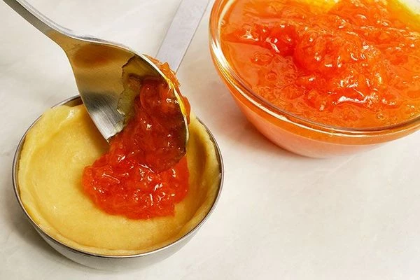 Выложить круг большего диаметра в форму, придавить пальцами. Затем положить начинку из джема (много не добавляйте джема, иначе при выпечке он вытечет).