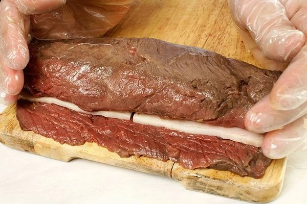 Завернуть плотно рулет.