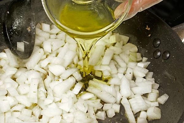 Отдельно на разогретой сковороде с оливковым маслом обжарить лук