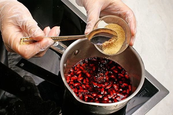 Затем добавить по вкусу сахар. Можно использовать белый сахар-песок или тростниковый.