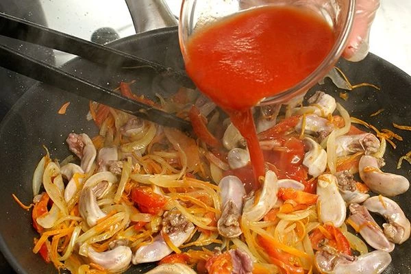 Влить к язычкам томатный сок и тушить 30-40 минут до готовности.