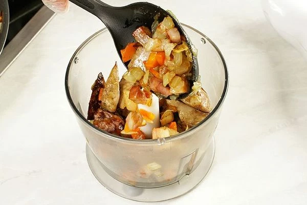 Переложить печень с овощами в блендер.