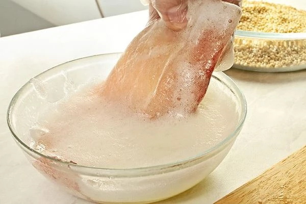 Обмакнуть филе окуня в взбитый белок.