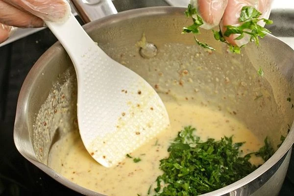 Затем влить сливки, проварить несколько минут, не доводя до кипения. В конце добавить нарезанную зелень и снять соус с огня.