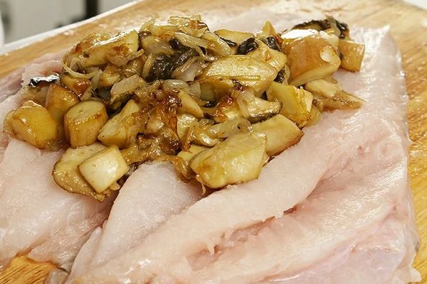 Рыбу посолить, поперчить. Выложить в центр начинку из грибов.