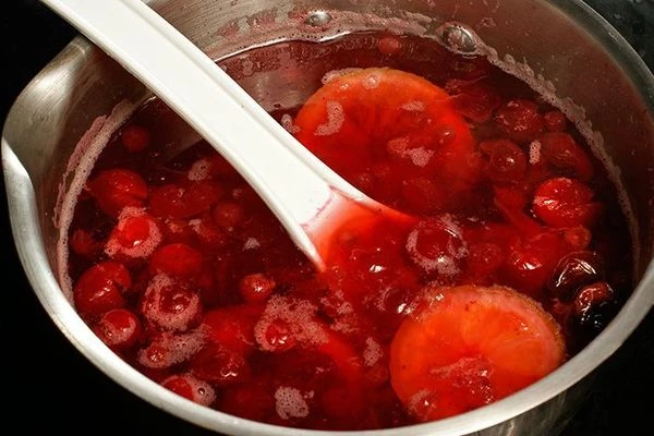 Проварить на слабом огне, периодически снимая пенку. Снять с огня, добавить мед в горячий, но не кипящий напиток. Накрыть крышкой и дать настояться 10-15 минут.