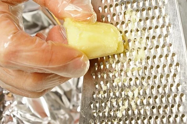 Натереть на мелкой терке имбирь.