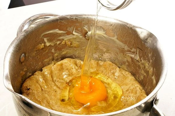 К тесту добавить яйцо, размягченное сливочное масло.