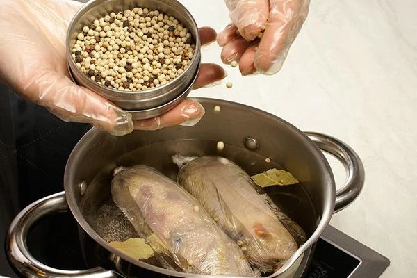 В кипящую подсоленную воду положить перепелиные рулеты, по вкусу добавить перец горошком, лавровый лист.