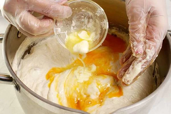 В готовую опару добавить растопленный маргарин, соль и 2 яйца.