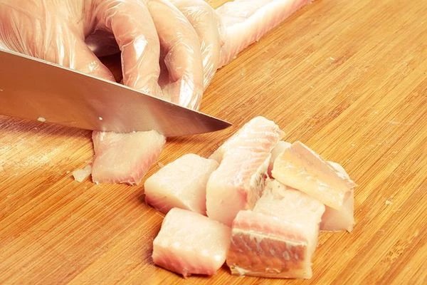 Нарезать рыбу кусками примерно 2х2 см ( до 4х4 см).