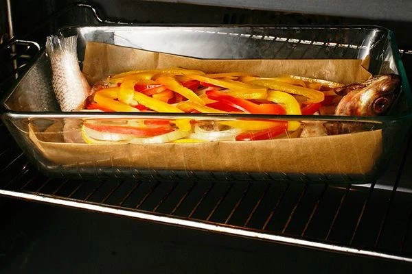 Сбрызнуть оливковым маслом и поставить в разогретую до 200-220С духовку на 8-10 минут (до готовности рыбы).