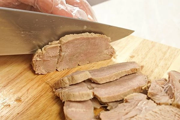 Мясо нарезать мелкими кусочками, курицу разобрать на волокна.