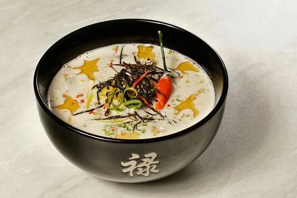 Готовый суп перелить в глубокую тарелку, украсить перчиком чили, цедрой лимона, зеленым луком и полосками нори. Можно по кругу сделать капли кунжутного масла или, если вы любите по острее, добавить соус шрирача.