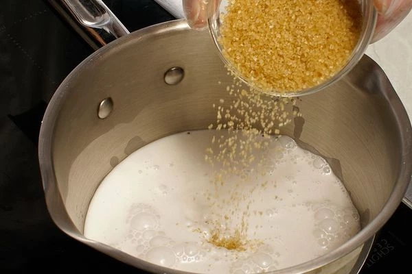 Добавить сахар, довести до кипения.