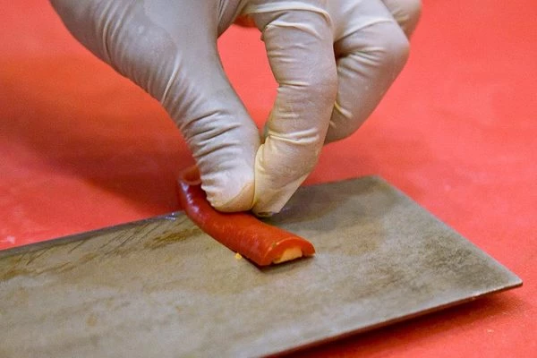 Листья лайма и перец чили нарезать тонкими полосками и погрузить в миску с холодной водой.