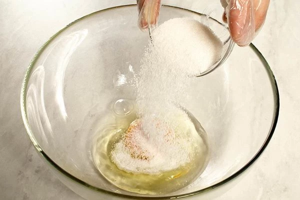 В глубокой чашке смешать яйцо, сахар, ванильный сахар, соль.