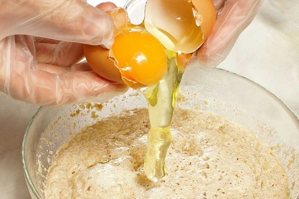 В опару добавить 2 яйца.