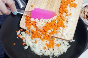 Обжарьте на разогретой с оливковым маслом сковороде сначала лук, чеснок и морковь до золотистого цвета.