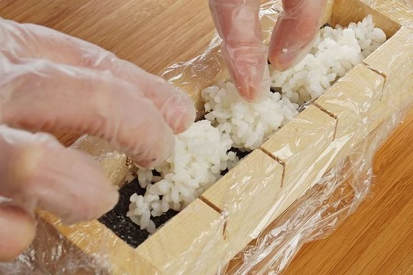 Сверху выложите еще слой риса.