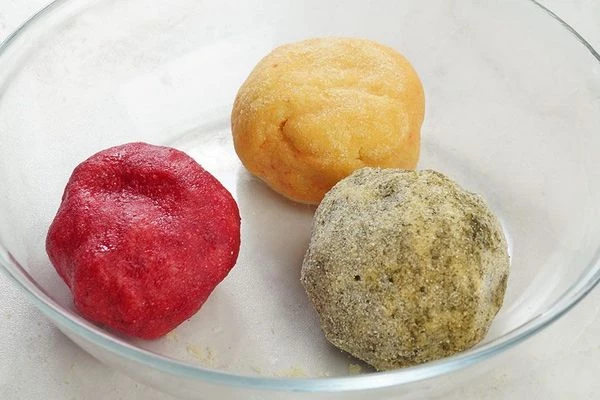 Накрыть получившееся цветное тесто пищевой пленкой и дать "отдохнуть" минут 30.