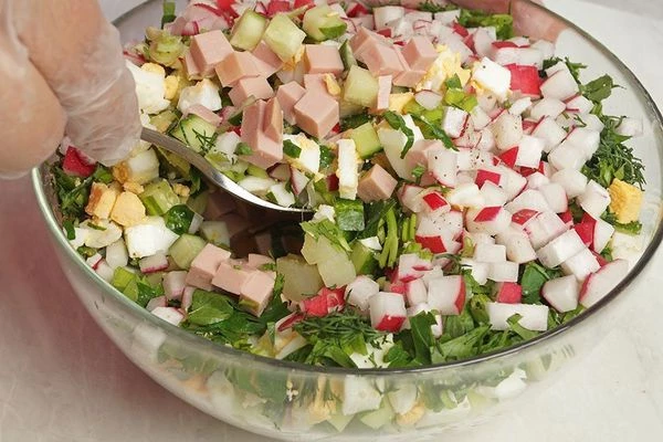 Добавить мелко нарезанную зелень, приправить солью, перцем.