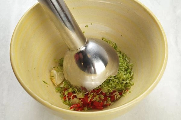 Хорошо пробить блендером до состояния пасты.