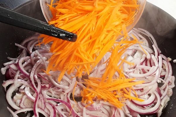 Приготовить маринад: на разогретой с растительным маслом сковороде обжарить лук и морковь до золотистого цвета.